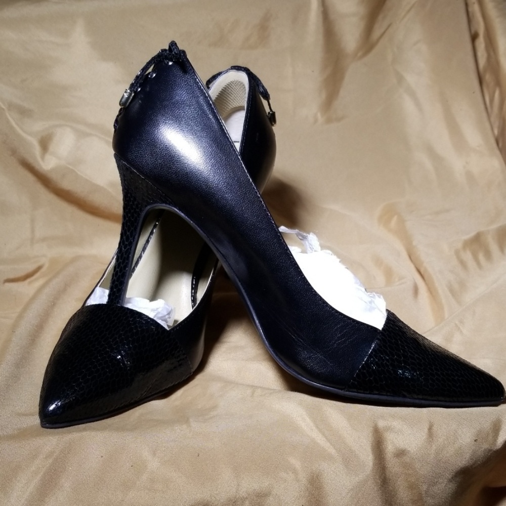 Snake toe pumps